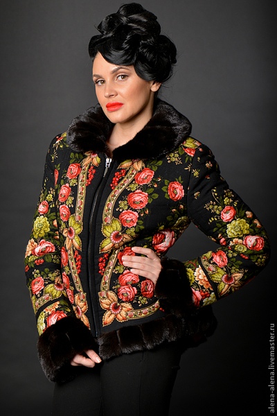 Пальто из павлопосадских платков, комбинированных с мехом от Алёны Нестеровой