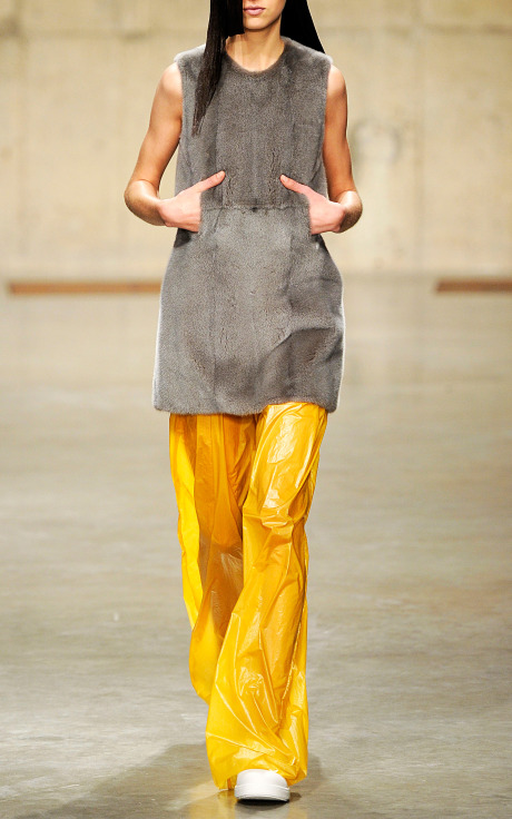Меховые платья-туники от британского дизайнера Джонатана Андерсона