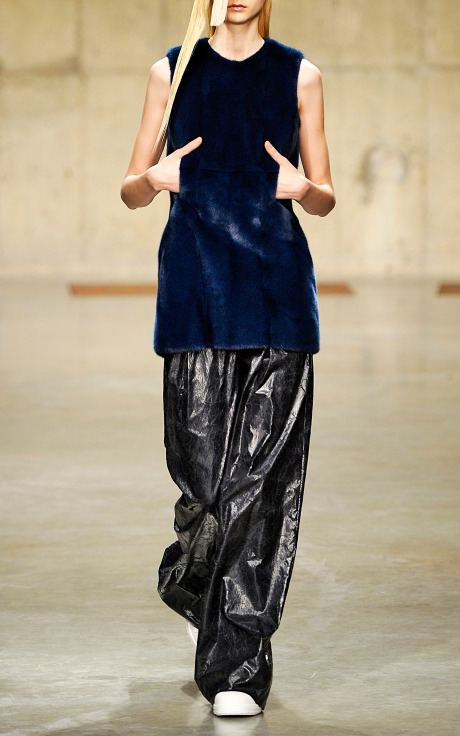 Меховые платья-туники от британского дизайнера Джонатана Андерсона